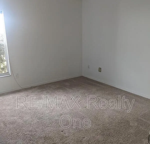 271 N Lombardy Point — Photo 14