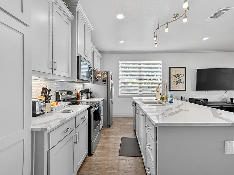 3521 S Hills Ave — Photo 6