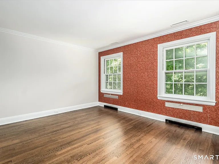 611 Westover Rd — Photo 23