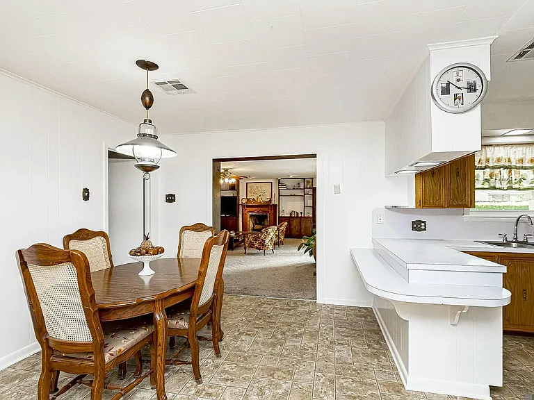 Kitchen & Dining Area
