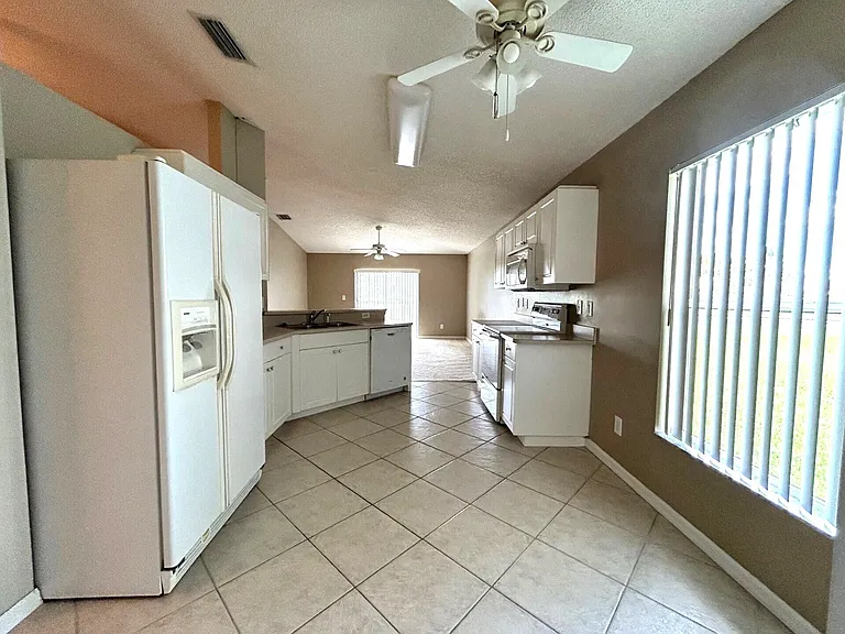 4760 Manchester Dr — Photo 7
