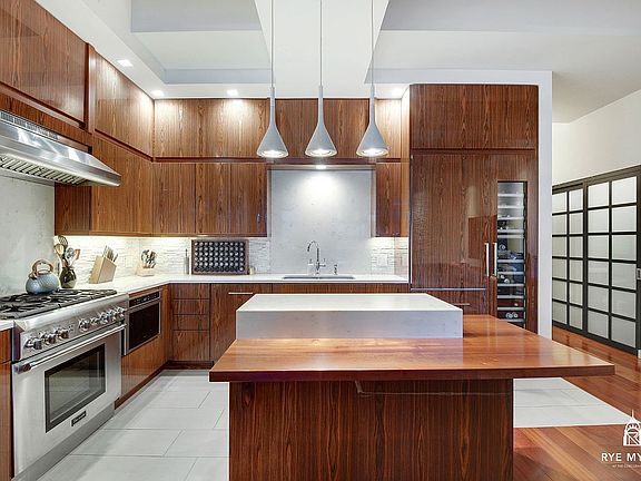 3rd image of 529 W 42nd St APT 5R