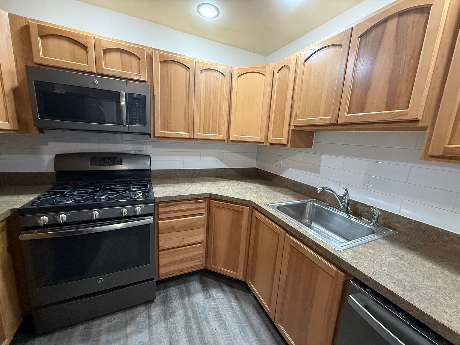 3 bed, 1949 sqft, $2,400 — Photo 2