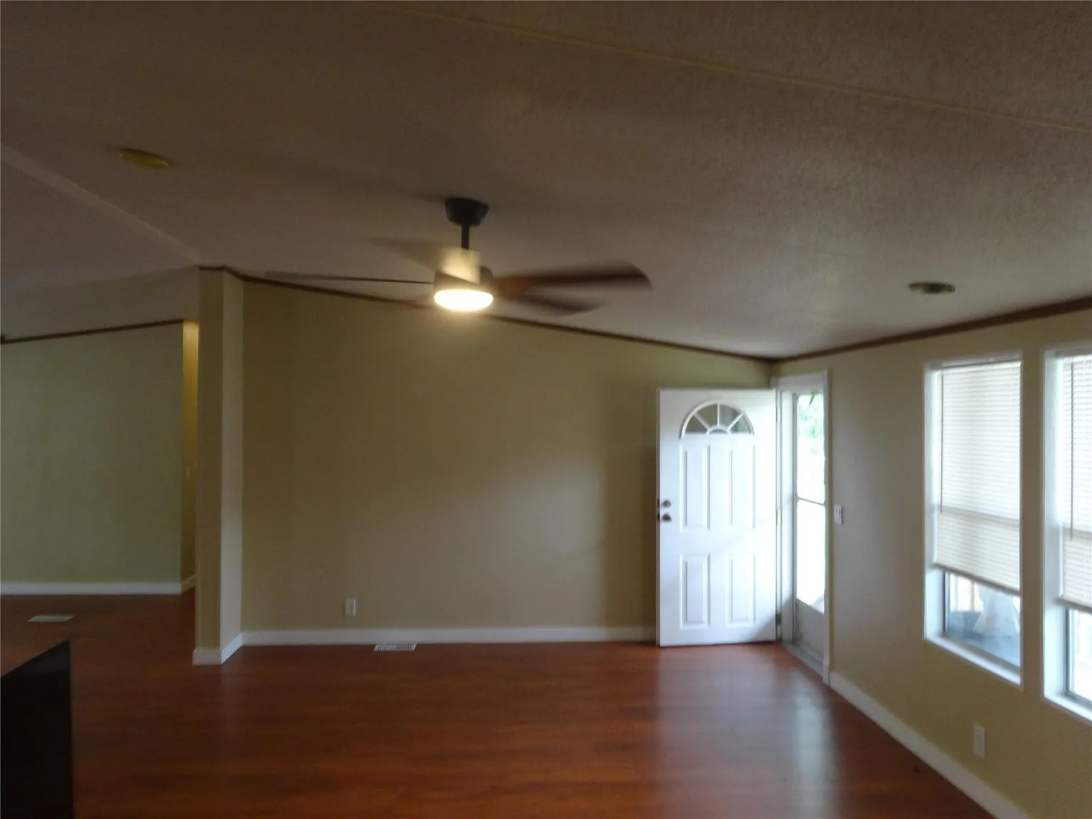 4 bed, 2.0 bath, 2128 sqft, $1,600 — Photo 2