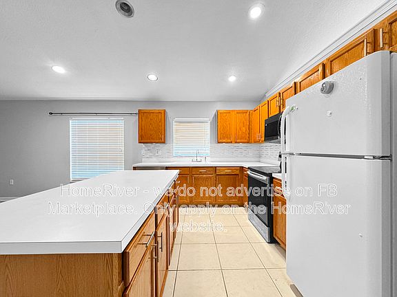 4th image of 1762 Holton Rd