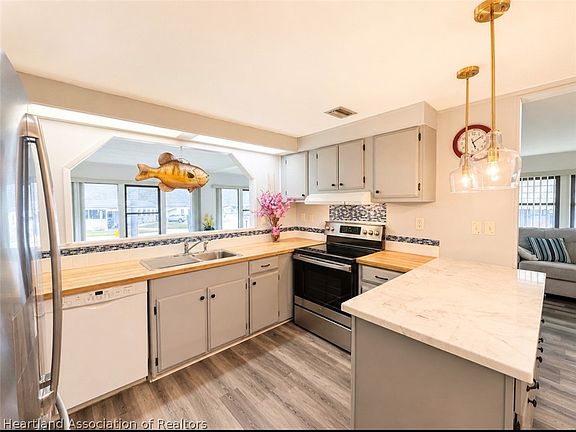 4th image of 53 Pinecrest St