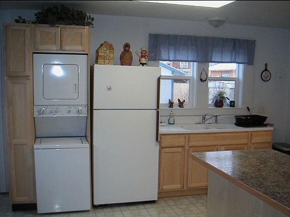 3rd image of 425 E Arbecam Ave