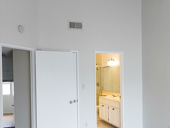 5th image of 14520 Plummer St Unit 23
