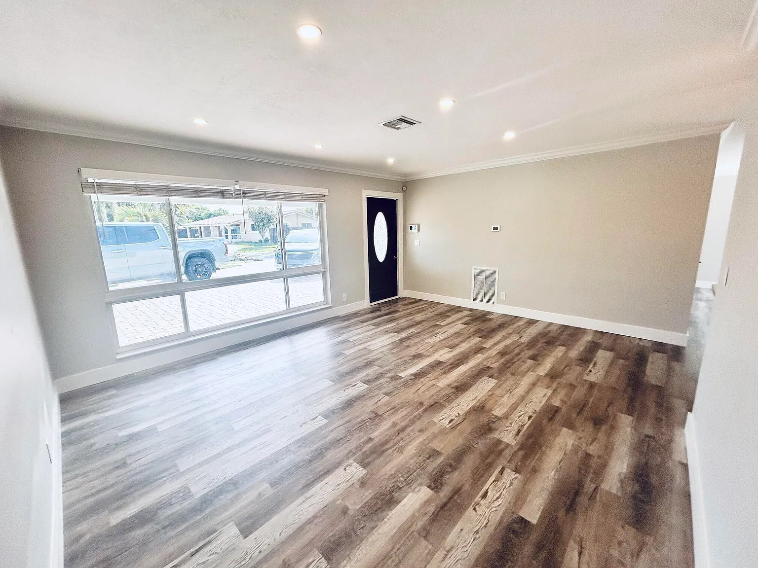 3 bed, 2.0 bath, 1700 sqft, $4,300 — Photo 3