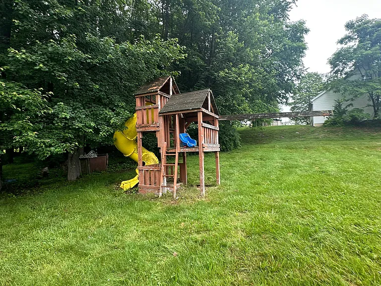 44 Clinton Dr — Photo 18