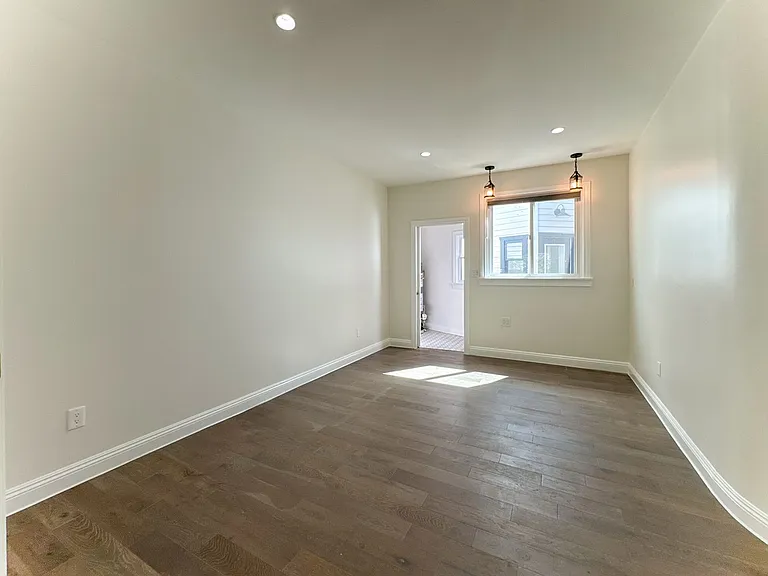 1043 S Plymouth Blvd — Photo 25