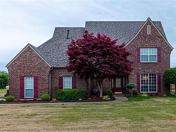 2nd image of 3301 Heritage Dr