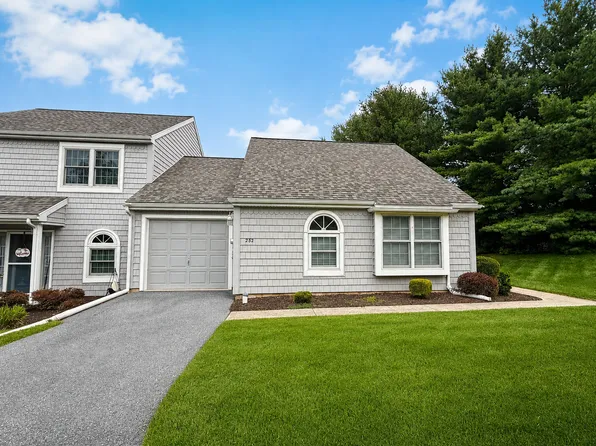 252 Crescent Dr, Hershey, PA 17033