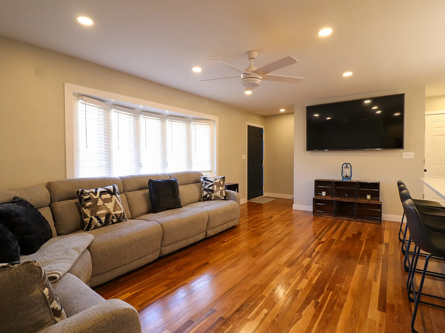 3 bed, 1024 sqft, $2,995 — Photo 4