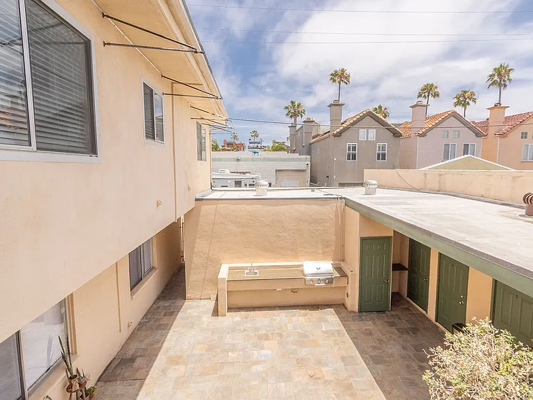 Remodeled 2 Bedroom/ 1 Bath Apartment Near Strand Beach in Oceanside! — Photo 24
