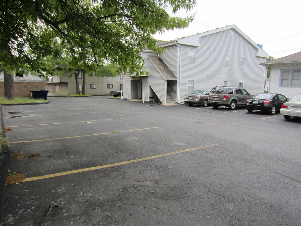 605 Grand Rear Exterior_03132015