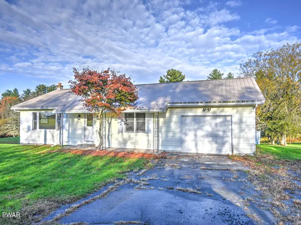 27 Edgewood Ln, Beach Lake, PA 18405