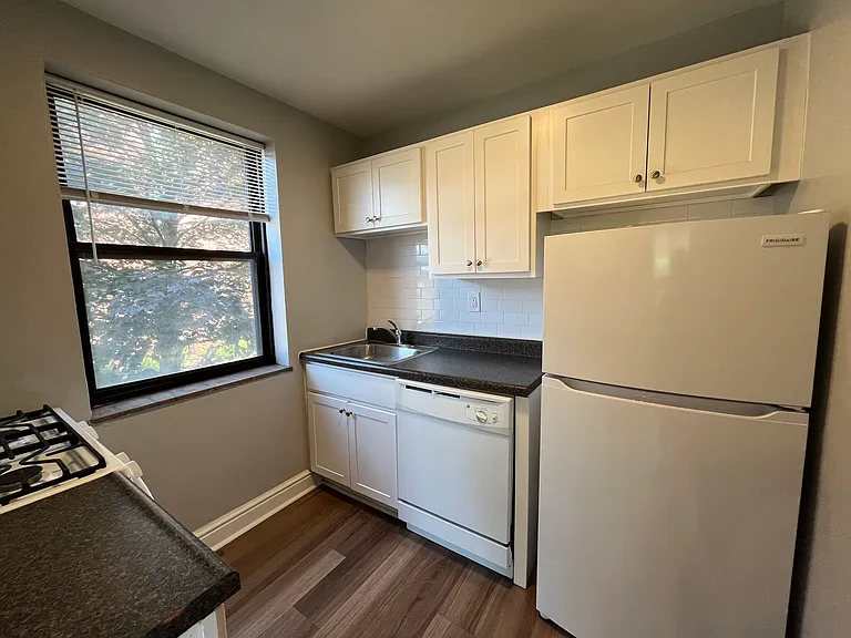 Royal Gardens Apartments — Photo 112