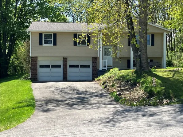 1344 Willowdale Dr, Macedon, NY 14502