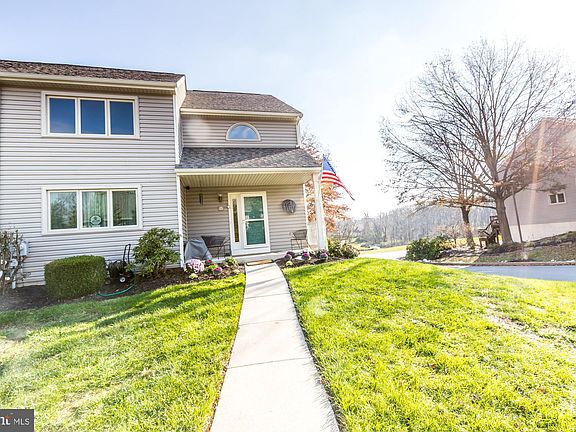 3rd image of 92 Winterberry Ct