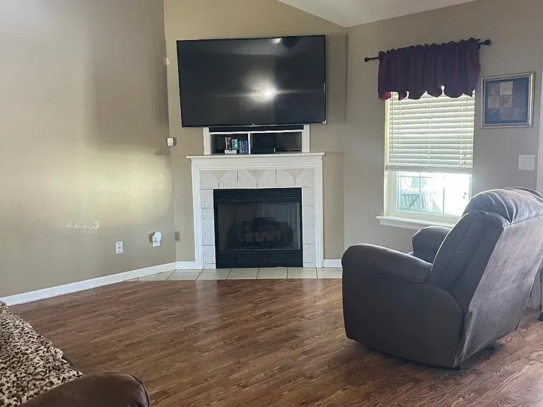 405 Century Dr — Photo 4