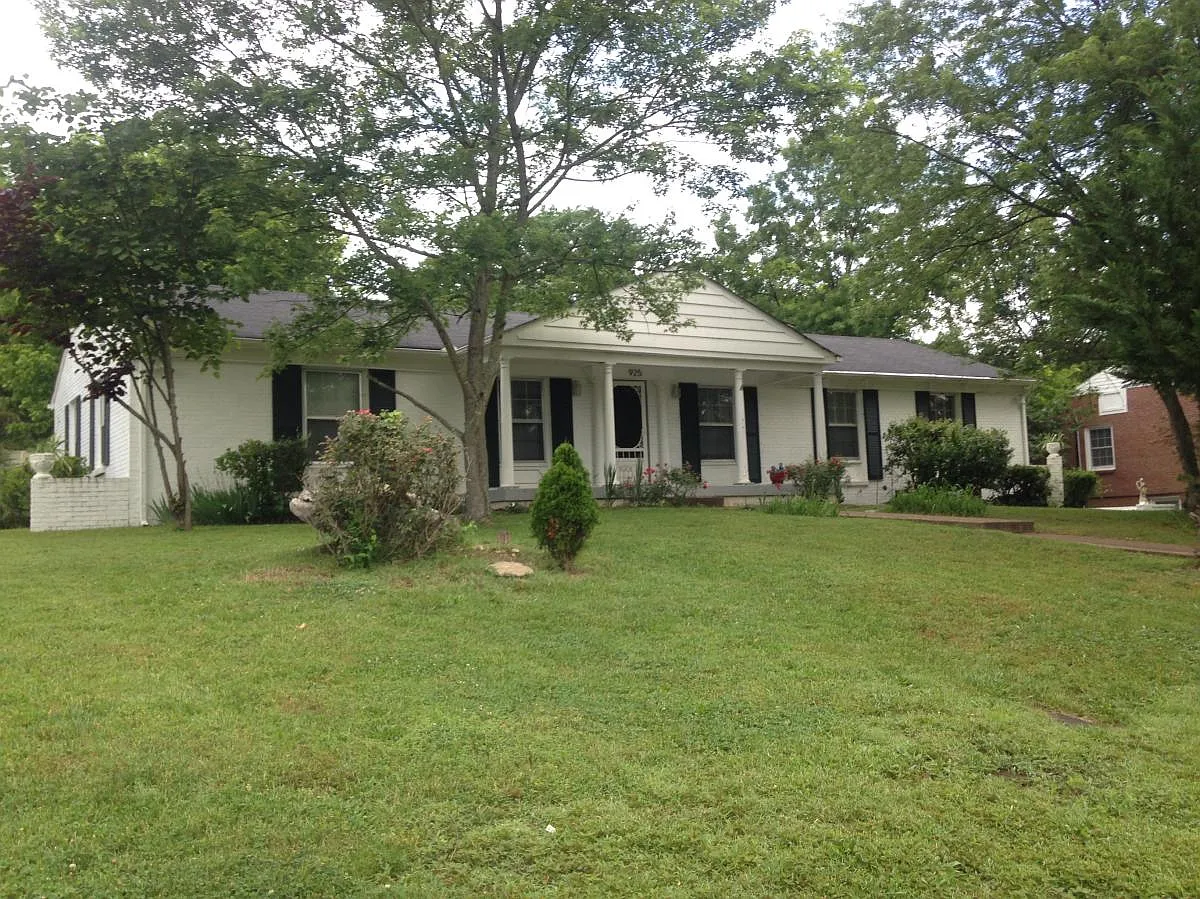 4 bed, 2.5 bath, 2500 sqft, $3,200 — Photo 4