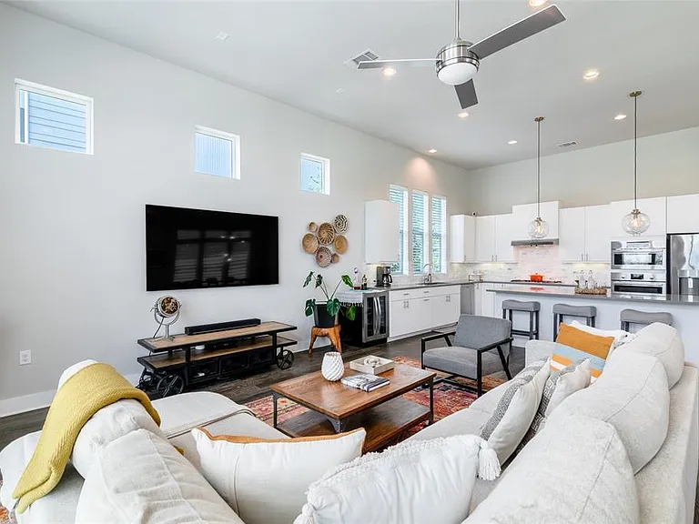 6025 Seville Dr — Photo 11
