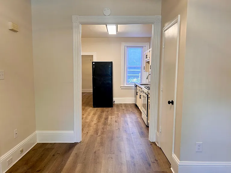 230 1/2 W Walnut St — Photo 2