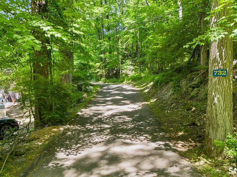 732 Den Rd — Photo 40