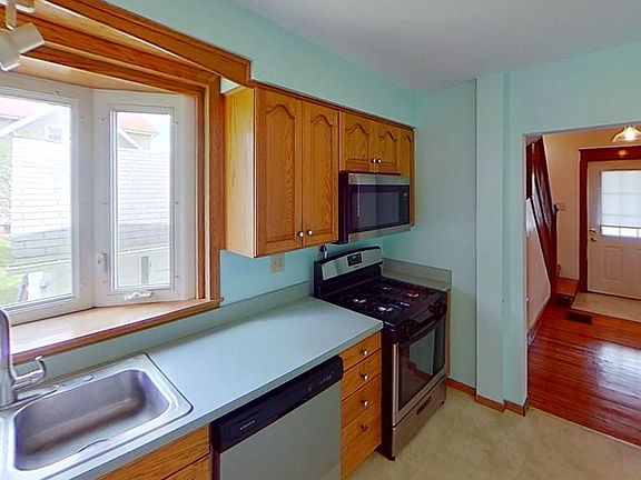 5th image of 105 Truman St