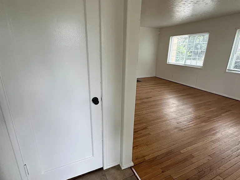 707 N Villa Ave — Photo 4