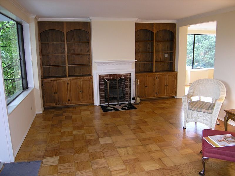 LR w/custom molding, built-in shelves and faux fireplace! 