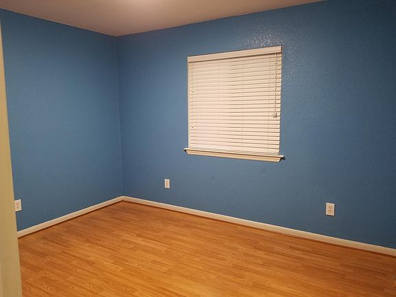 Middle Bedroom