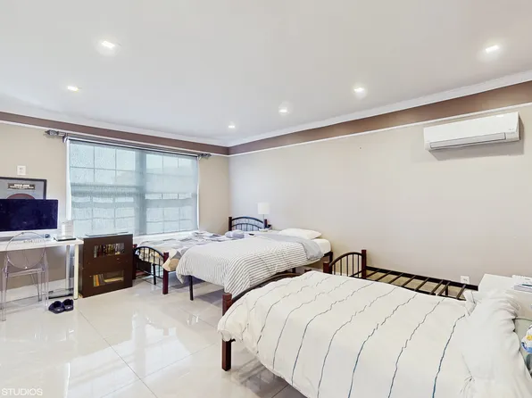 4202 Manhattan Avenue image 11 of 25