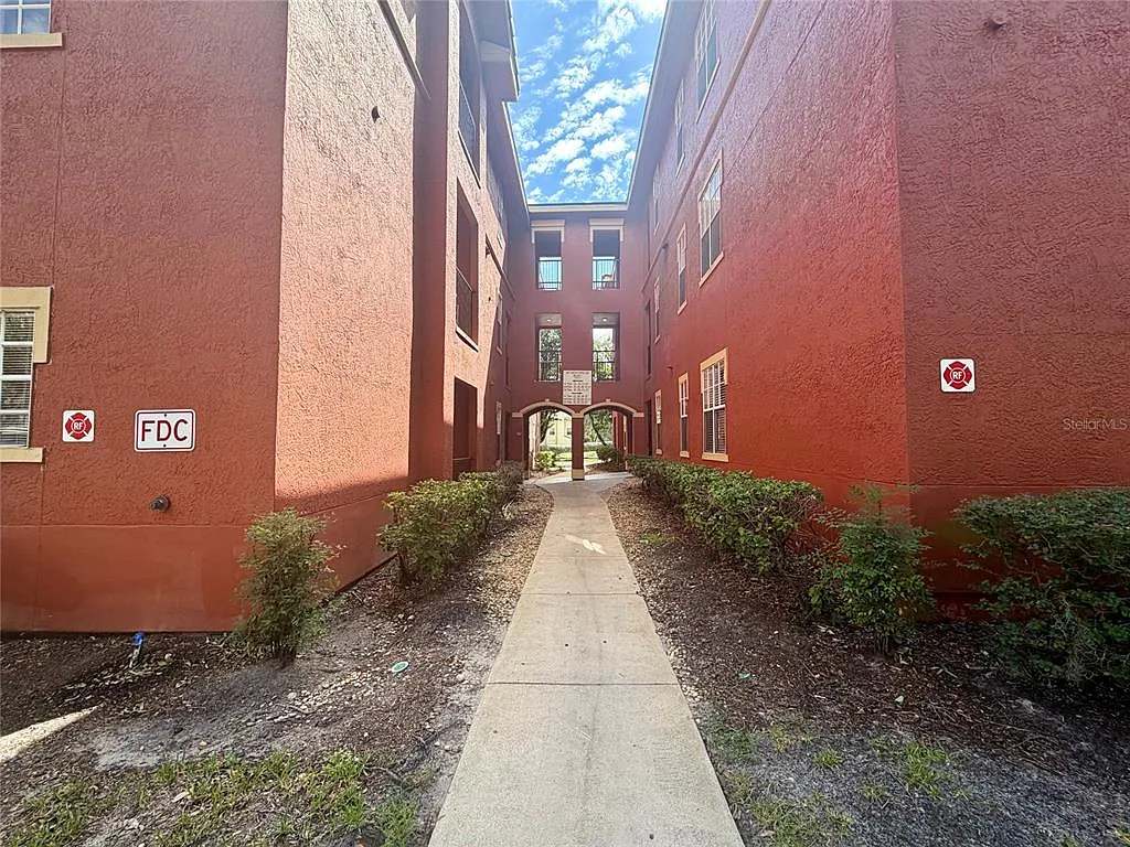2 bed, 2.0 bath, 1242 sqft, $1,695 — Photo 2