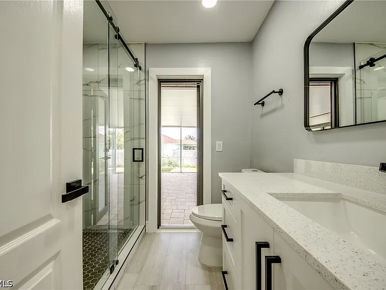 412 NE 17th Pl — Photo 18