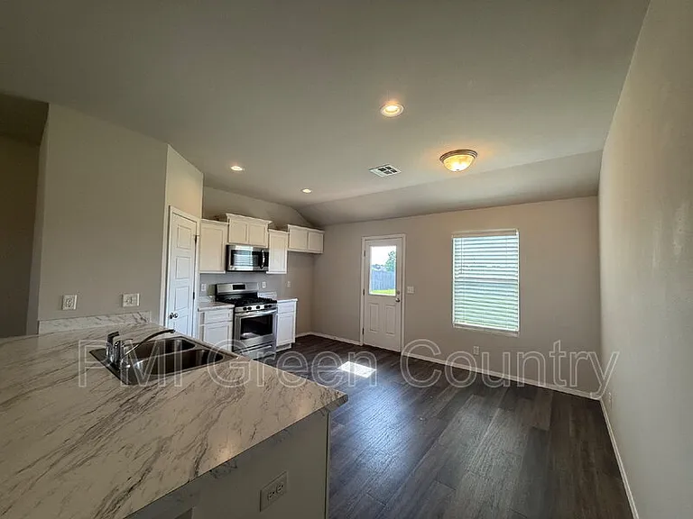 16124 S 83rd East Ave — Photo 6