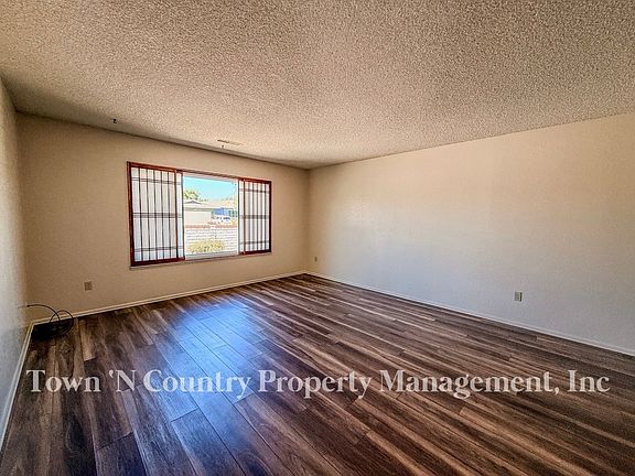 3rd image of 732 La Mesa Dr