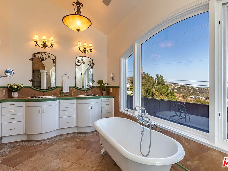 3453 Coast View Dr — Photo 18
