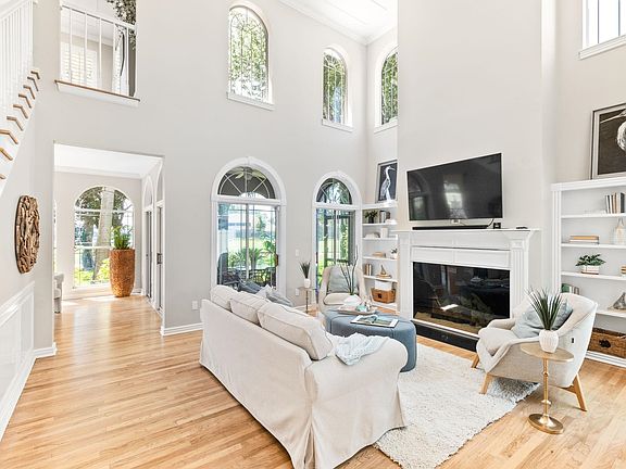 4th image of 110 Surrey Ln