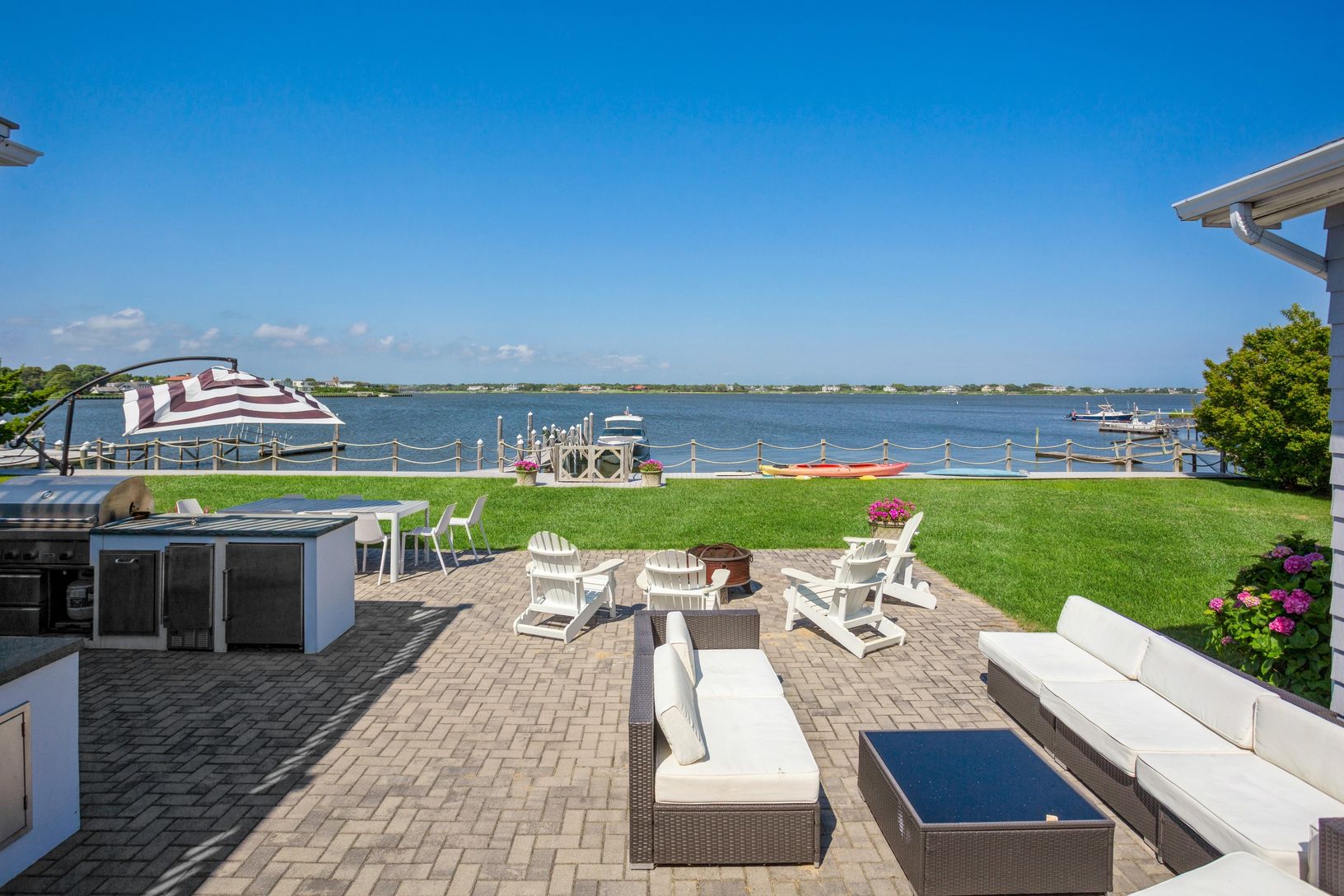  Firepit, hot tub, outdoor kitchen and dining