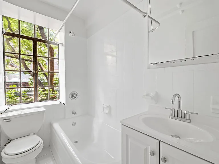 433 W 21st St #2B — Photo 7