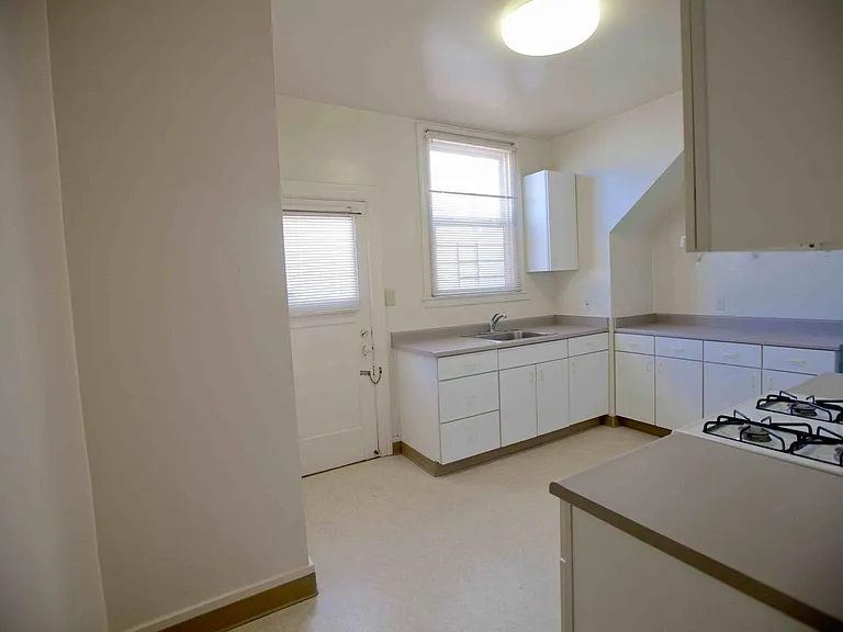 Beautiful, spacious 1-bdr with new windows, great wood floors, and lots of storage space — Photo 6