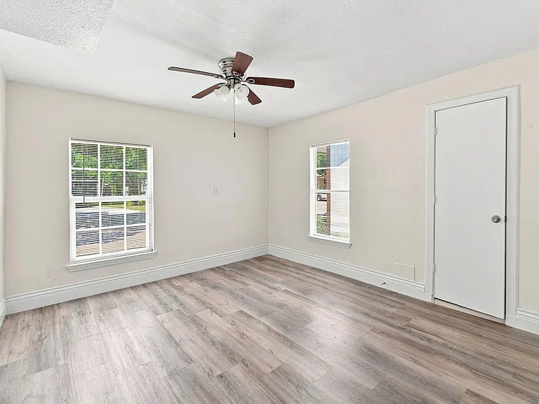 1012 W Hart Ave — Photo 9