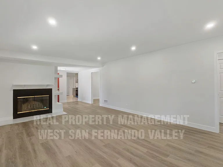 9801 Columbus Ave — Photo 8