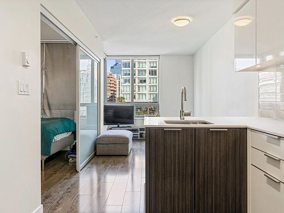 3rd image of 1308 Hornby St #903