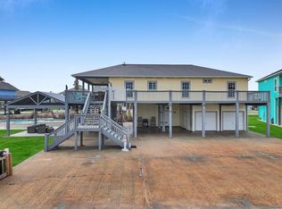 959 Tidelands Dr, Crystal Beach, TX 77650