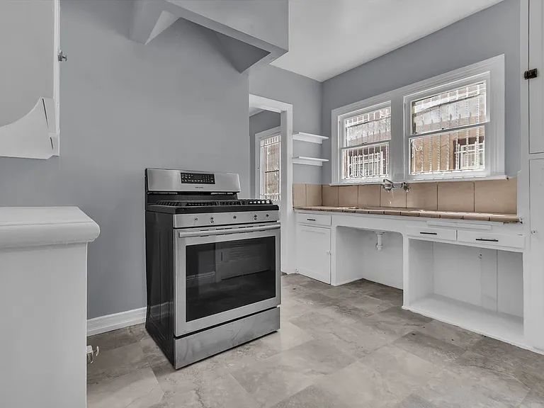 1441 W 53rd St — Photo 15