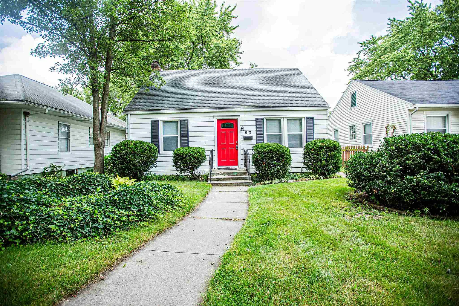 913 Altgeld St photo 1