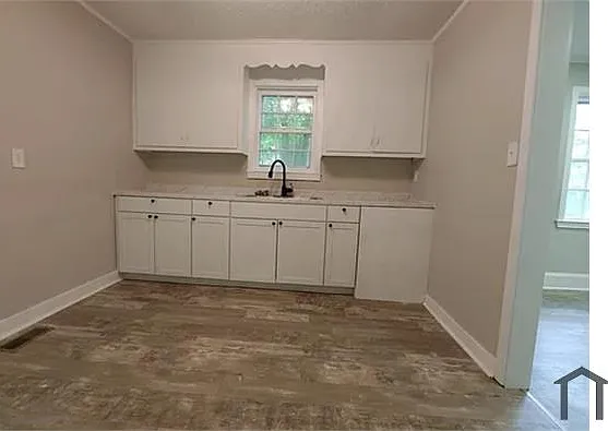 1114 Henderson Ave — Photo 8